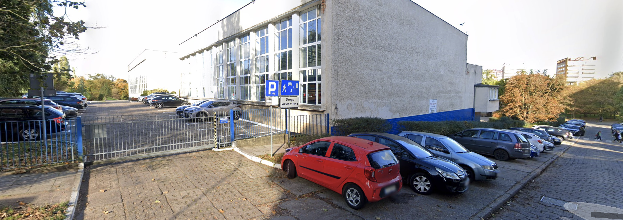 Zdjęcie parkingu przy kościele